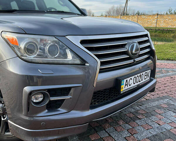 Серый Лексус ЛХ, объемом двигателя 5.66 л и пробегом 314 тыс. км за 38500 $, фото 3 на Automoto.ua