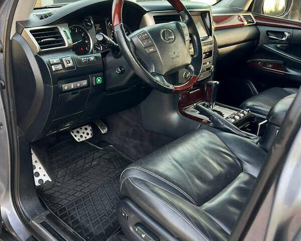 Серый Лексус ЛХ, объемом двигателя 5.66 л и пробегом 314 тыс. км за 38500 $, фото 23 на Automoto.ua
