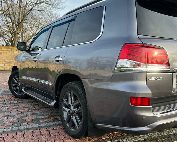 Серый Лексус ЛХ, объемом двигателя 5.66 л и пробегом 314 тыс. км за 38500 $, фото 5 на Automoto.ua