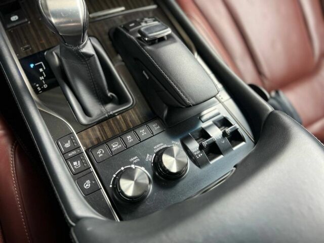 Серый Лексус ЛХ, объемом двигателя 5.7 л и пробегом 128 тыс. км за 62000 $, фото 13 на Automoto.ua