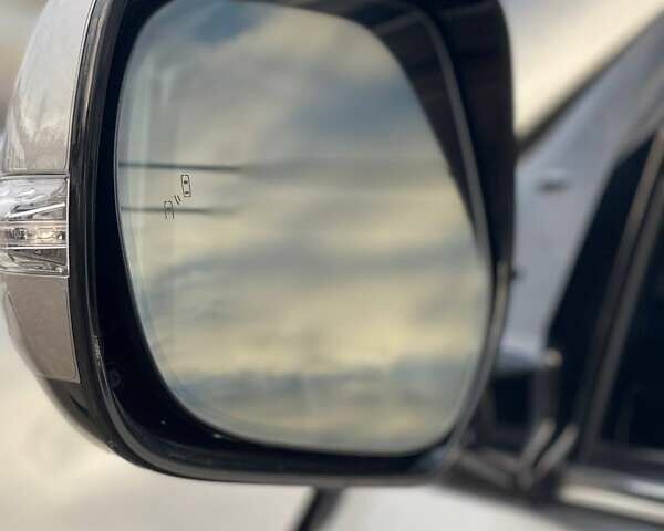 Серый Лексус ЛХ, объемом двигателя 5.66 л и пробегом 230 тыс. км за 54999 $, фото 5 на Automoto.ua