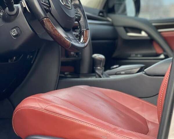 Серый Лексус ЛХ, объемом двигателя 5.66 л и пробегом 230 тыс. км за 54999 $, фото 12 на Automoto.ua