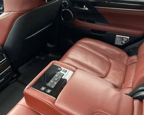 Серый Лексус ЛХ, объемом двигателя 5.66 л и пробегом 230 тыс. км за 54999 $, фото 20 на Automoto.ua