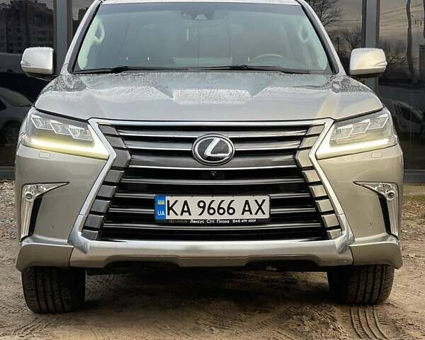 Серый Лексус ЛХ, объемом двигателя 5.66 л и пробегом 230 тыс. км за 54999 $, фото 1 на Automoto.ua