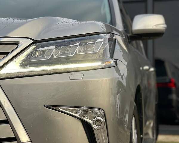 Серый Лексус ЛХ, объемом двигателя 5.66 л и пробегом 230 тыс. км за 54999 $, фото 3 на Automoto.ua