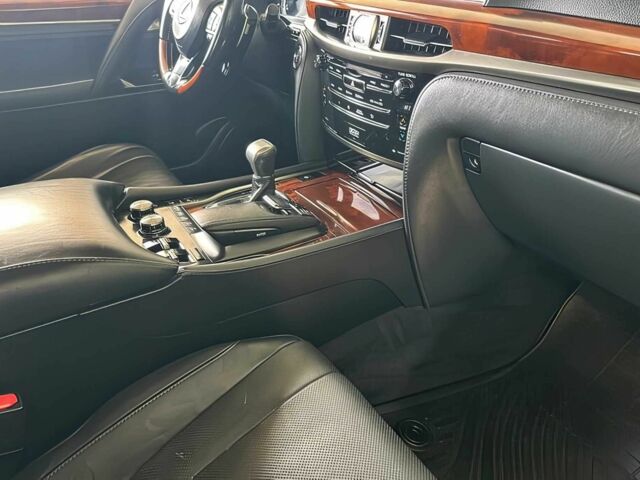 Серый Лексус ЛХ, объемом двигателя 5.7 л и пробегом 64 тыс. км за 22000 $, фото 10 на Automoto.ua