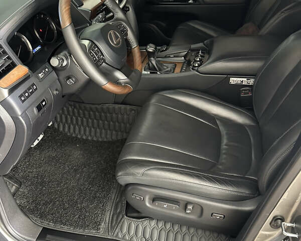 Серый Лексус ЛХ, объемом двигателя 5.7 л и пробегом 83 тыс. км за 75800 $, фото 11 на Automoto.ua