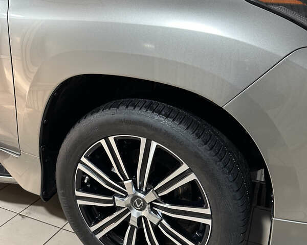 Серый Лексус ЛХ, объемом двигателя 5.7 л и пробегом 83 тыс. км за 75800 $, фото 4 на Automoto.ua