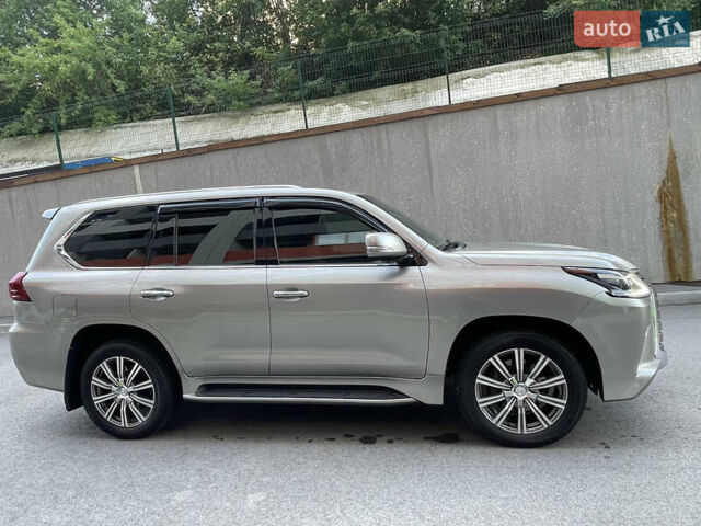 Сірий Лексус ЛХ, об'ємом двигуна 4.46 л та пробігом 98 тис. км за 82000 $, фото 4 на Automoto.ua