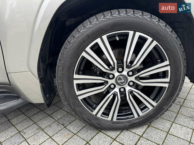 Сірий Лексус ЛХ, об'ємом двигуна 3.35 л та пробігом 47 тис. км за 114999 $, фото 10 на Automoto.ua