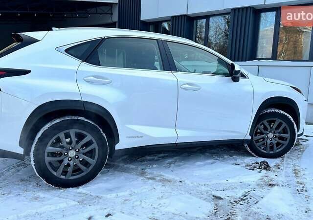 Білий Лексус НХ, об'ємом двигуна 2.49 л та пробігом 185 тис. км за 22300 $, фото 1 на Automoto.ua