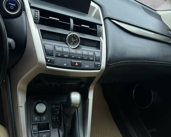 Белый Лексус НХ, объемом двигателя 2.49 л и пробегом 250 тыс. км за 27499 $, фото 8 на Automoto.ua