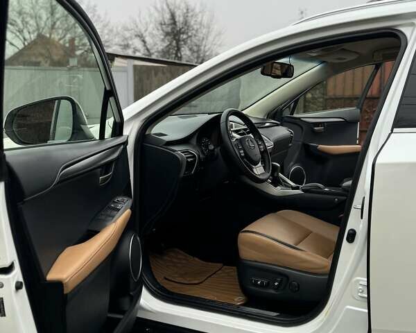 Белый Лексус НХ, объемом двигателя 2 л и пробегом 137 тыс. км за 19500 $, фото 32 на Automoto.ua