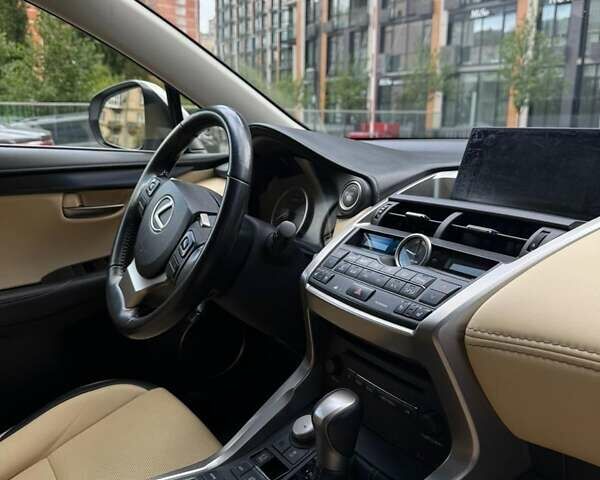 Білий Лексус НХ, об'ємом двигуна 2 л та пробігом 122 тис. км за 25900 $, фото 4 на Automoto.ua