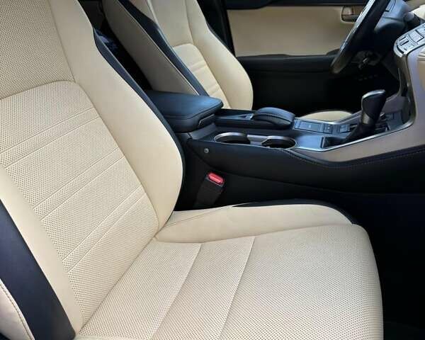 Білий Лексус НХ, об'ємом двигуна 2 л та пробігом 122 тис. км за 25900 $, фото 3 на Automoto.ua