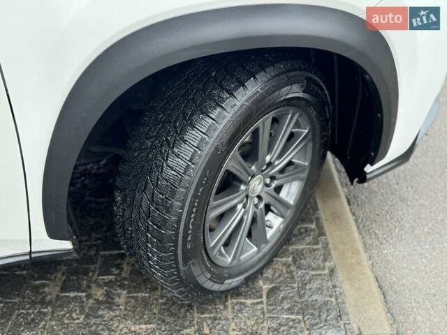 Белый Лексус НХ, объемом двигателя 2 л и пробегом 137 тыс. км за 19500 $, фото 24 на Automoto.ua