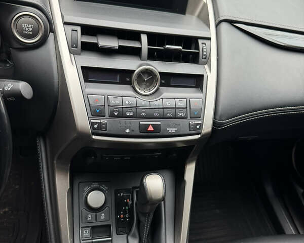 Білий Лексус НХ, об'ємом двигуна 1.99 л та пробігом 103 тис. км за 21500 $, фото 17 на Automoto.ua