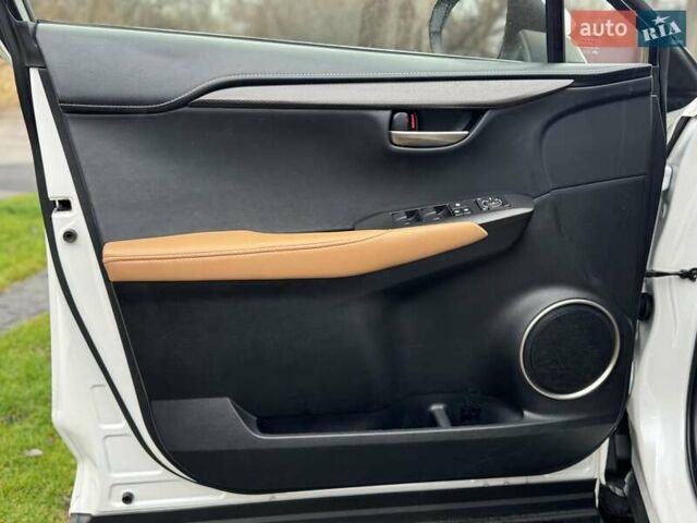 Белый Лексус НХ, объемом двигателя 2 л и пробегом 137 тыс. км за 19500 $, фото 30 на Automoto.ua