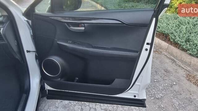 Білий Лексус НХ, об'ємом двигуна 1.99 л та пробігом 117 тис. км за 25700 $, фото 26 на Automoto.ua