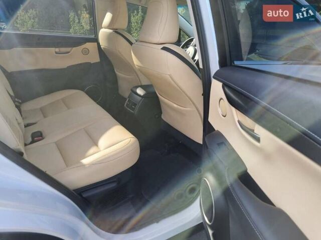 Білий Лексус НХ, об'ємом двигуна 1.99 л та пробігом 190 тис. км за 21500 $, фото 7 на Automoto.ua