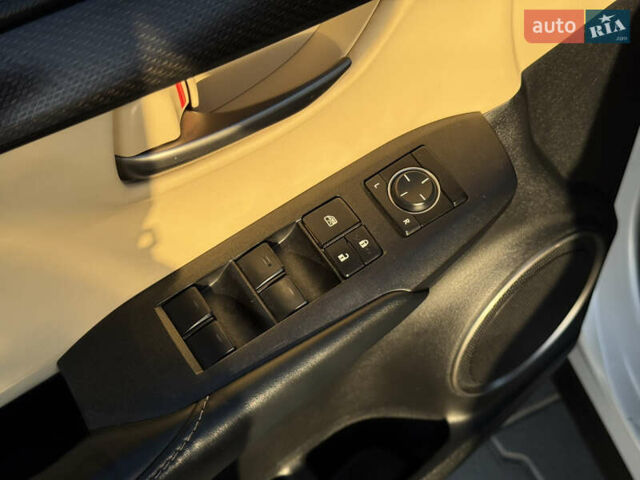 Белый Лексус НХ, объемом двигателя 2 л и пробегом 107 тыс. км за 21999 $, фото 12 на Automoto.ua