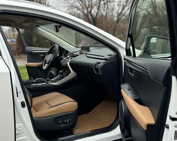 Белый Лексус НХ, объемом двигателя 2 л и пробегом 137 тыс. км за 19500 $, фото 72 на Automoto.ua