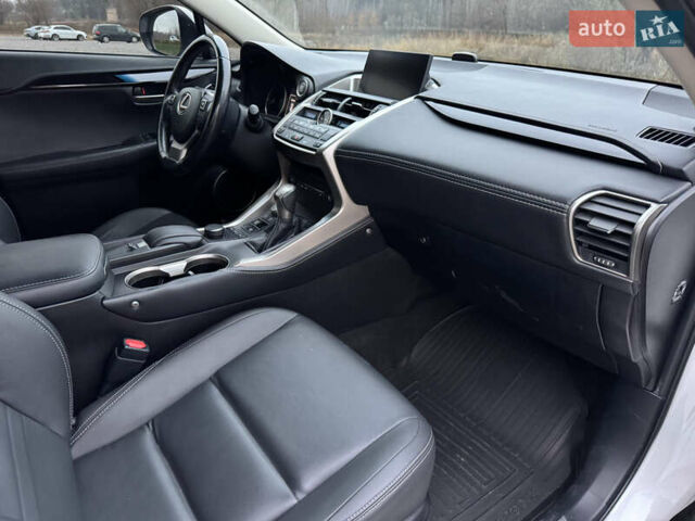 Білий Лексус НХ, об'ємом двигуна 1.99 л та пробігом 103 тис. км за 21500 $, фото 18 на Automoto.ua