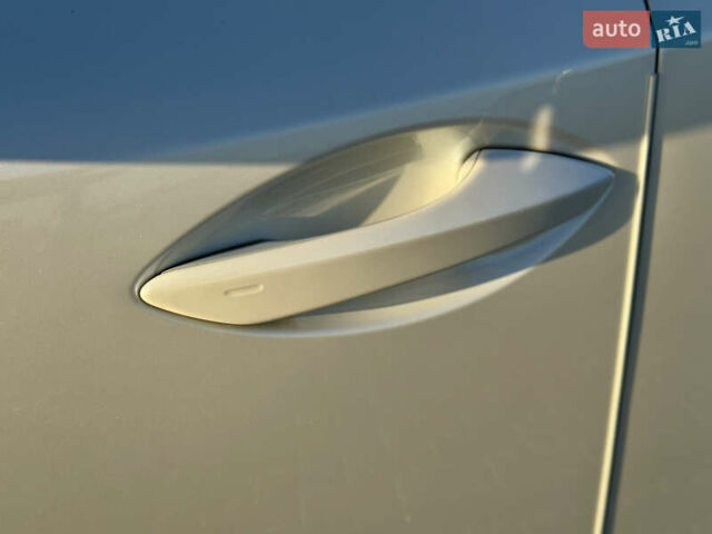 Белый Лексус НХ, объемом двигателя 2 л и пробегом 107 тыс. км за 21999 $, фото 7 на Automoto.ua