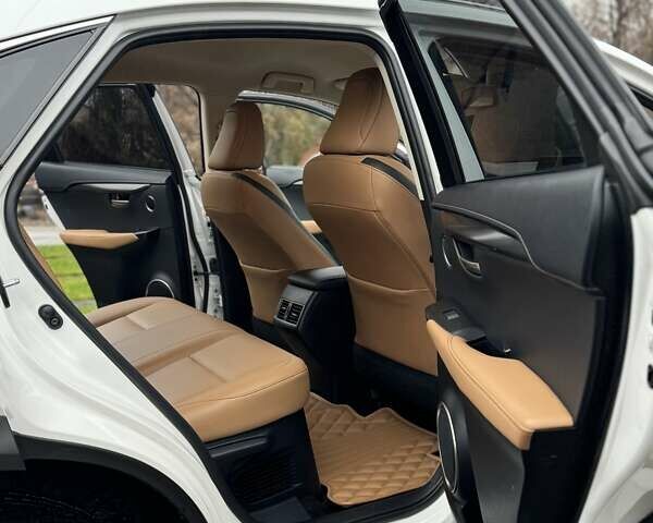 Белый Лексус НХ, объемом двигателя 2 л и пробегом 137 тыс. км за 19500 $, фото 63 на Automoto.ua