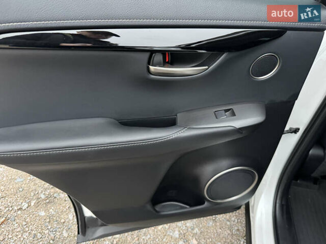 Білий Лексус НХ, об'ємом двигуна 1.99 л та пробігом 103 тис. км за 21500 $, фото 24 на Automoto.ua