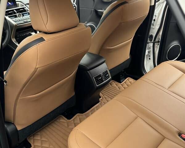 Белый Лексус НХ, объемом двигателя 2 л и пробегом 137 тыс. км за 19500 $, фото 68 на Automoto.ua