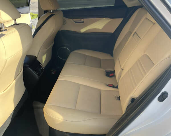 Білий Лексус НХ, об'ємом двигуна 2 л та пробігом 160 тис. км за 24999 $, фото 8 на Automoto.ua