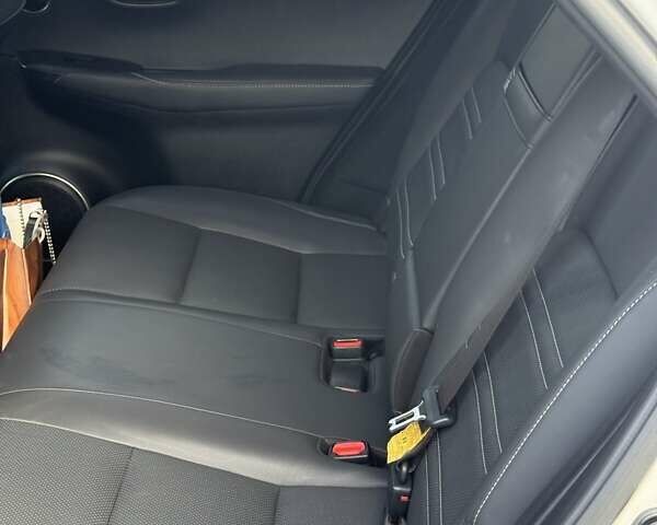 Білий Лексус НХ, об'ємом двигуна 2 л та пробігом 90 тис. км за 29000 $, фото 4 на Automoto.ua