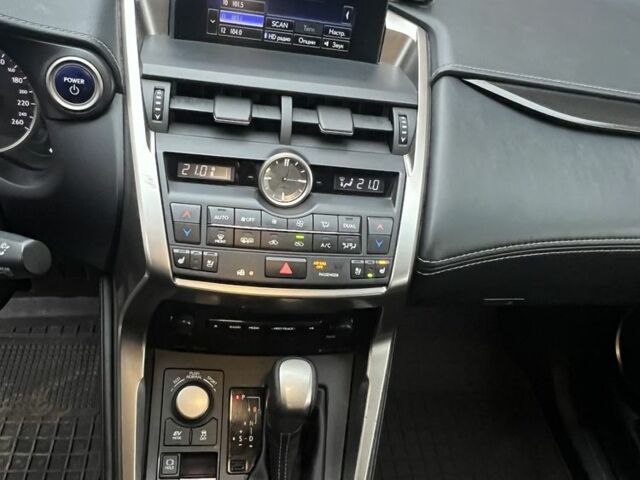 Белый Лексус НХ, объемом двигателя 2.5 л и пробегом 135 тыс. км за 29700 $, фото 6 на Automoto.ua