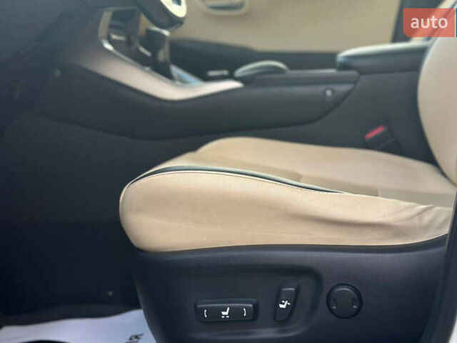 Белый Лексус НХ, объемом двигателя 2 л и пробегом 119 тыс. км за 21500 $, фото 7 на Automoto.ua