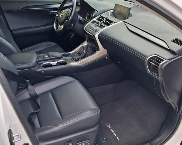 Білий Лексус НХ, об'ємом двигуна 2 л та пробігом 82 тис. км за 27300 $, фото 2 на Automoto.ua