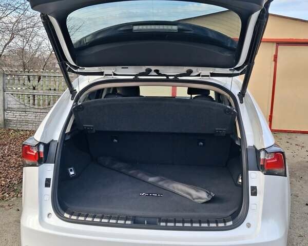 Білий Лексус НХ, об'ємом двигуна 2 л та пробігом 82 тис. км за 27300 $, фото 9 на Automoto.ua