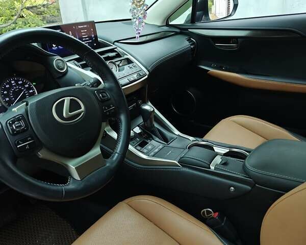 Білий Лексус НХ, об'ємом двигуна 2 л та пробігом 53 тис. км за 28000 $, фото 3 на Automoto.ua