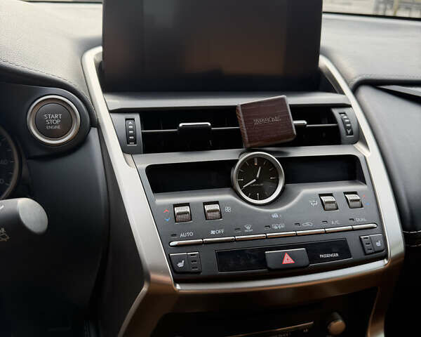 Белый Лексус НХ, объемом двигателя 2 л и пробегом 98 тыс. км за 27500 $, фото 6 на Automoto.ua