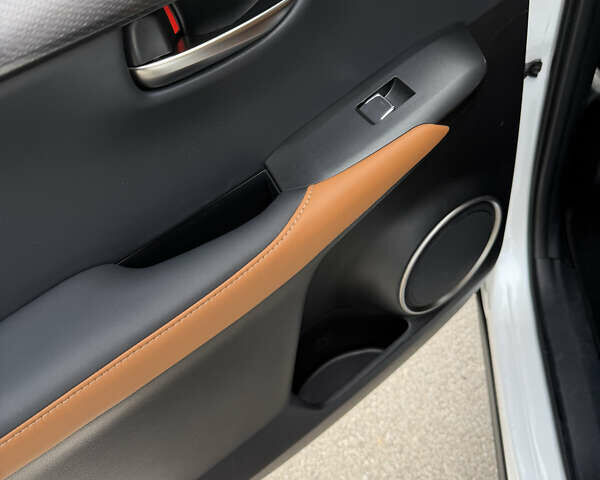 Белый Лексус НХ, объемом двигателя 2 л и пробегом 98 тыс. км за 27500 $, фото 8 на Automoto.ua