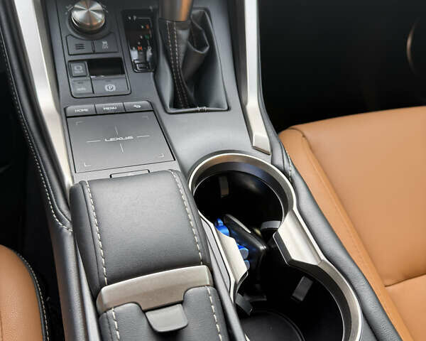 Белый Лексус НХ, объемом двигателя 2 л и пробегом 98 тыс. км за 27500 $, фото 5 на Automoto.ua