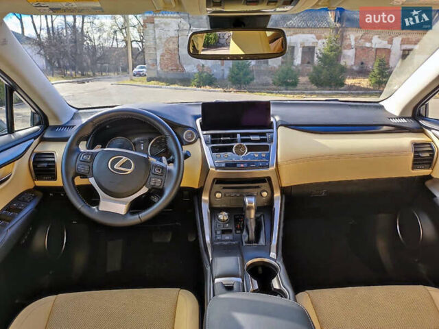 Белый Лексус НХ, объемом двигателя 2 л и пробегом 29 тыс. км за 33600 $, фото 3 на Automoto.ua