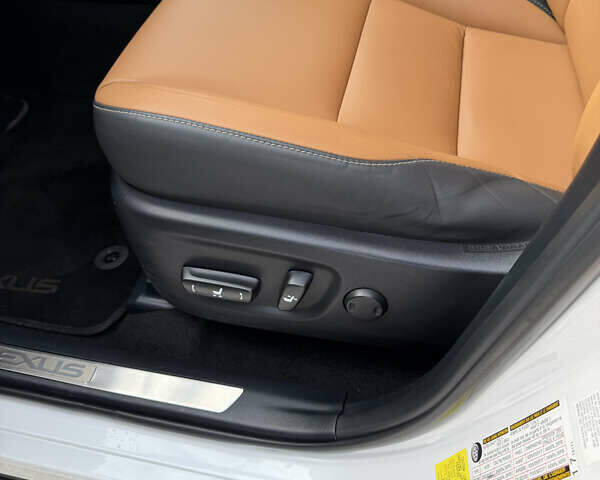 Белый Лексус НХ, объемом двигателя 2 л и пробегом 98 тыс. км за 27500 $, фото 18 на Automoto.ua