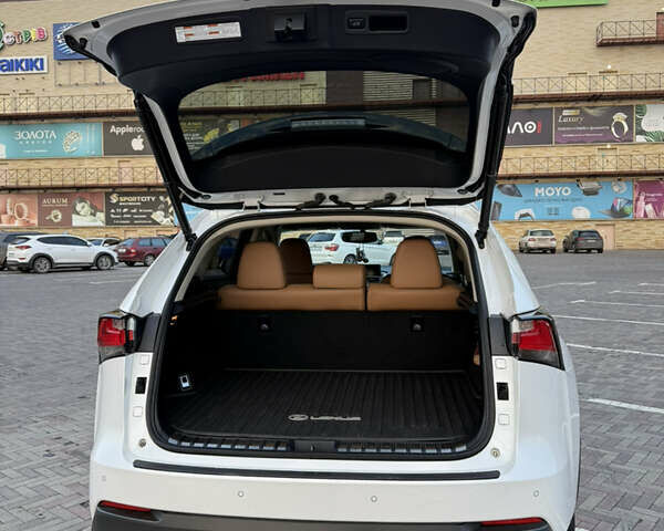 Білий Лексус НХ, об'ємом двигуна 2 л та пробігом 90 тис. км за 25500 $, фото 6 на Automoto.ua