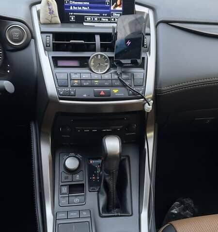 Білий Лексус НХ, об'ємом двигуна 2 л та пробігом 59 тис. км за 25000 $, фото 7 на Automoto.ua