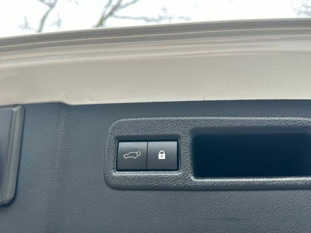 Білий Лексус НХ, об'ємом двигуна 2 л та пробігом 57 тис. км за 34999 $, фото 23 на Automoto.ua