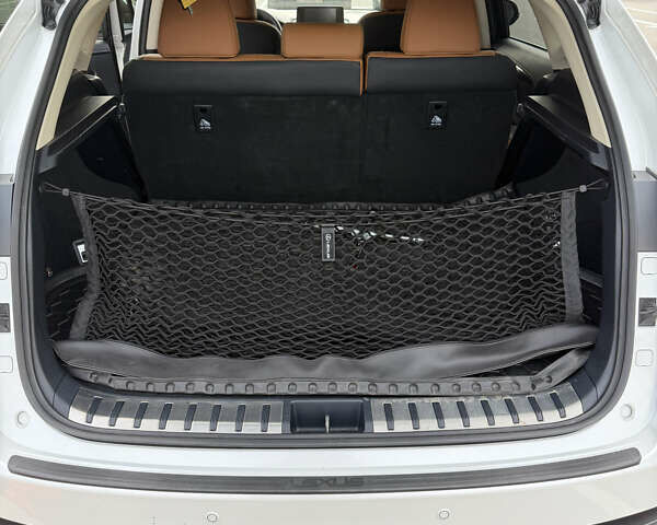 Белый Лексус НХ, объемом двигателя 2 л и пробегом 98 тыс. км за 27500 $, фото 2 на Automoto.ua