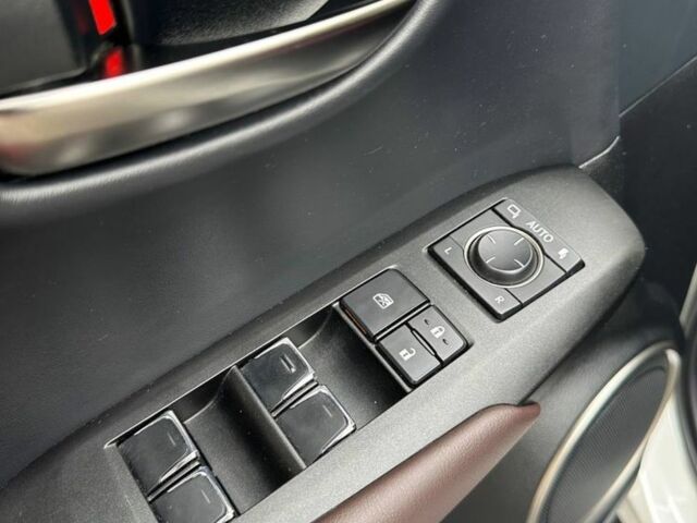 Білий Лексус НХ, об'ємом двигуна 2 л та пробігом 57 тис. км за 34999 $, фото 14 на Automoto.ua