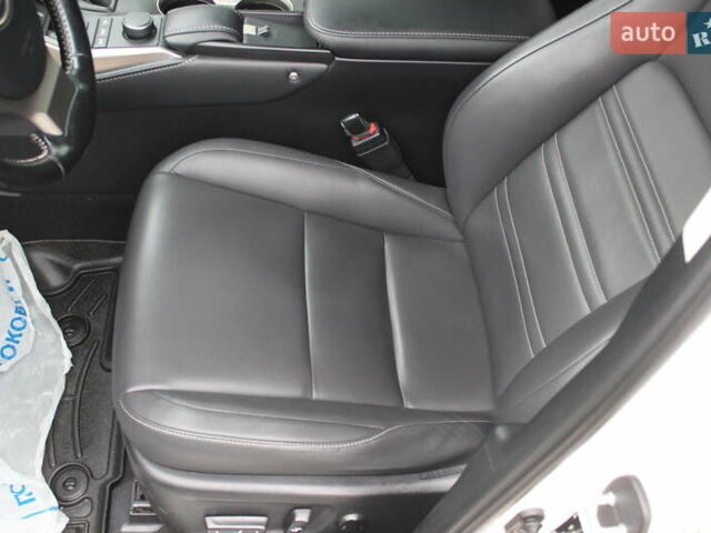 Белый Лексус НХ, объемом двигателя 2 л и пробегом 58 тыс. км за 25999 $, фото 24 на Automoto.ua