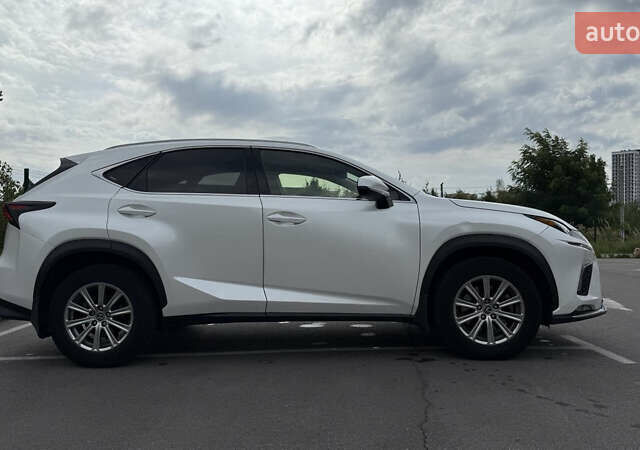 Білий Лексус НХ, об'ємом двигуна 2 л та пробігом 69 тис. км за 29500 $, фото 4 на Automoto.ua